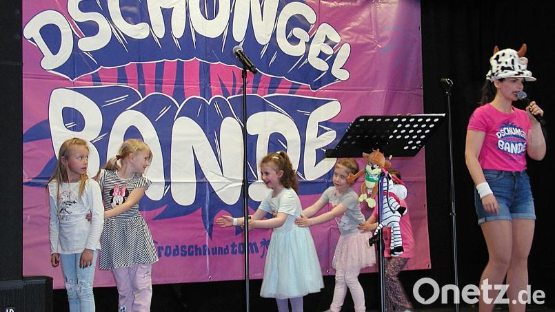 Mit Begeisterung ließen sich die Kleinen zum Tanzen, Mitsingen und allerhand Späßen motivieren. Bild: ld