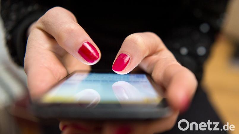 Die Stadt Weiden stellt den Bürgern eine kostenfreie Abfall-App zur Verfügung. Symbolbild: Sebastian Gollnow/dpa