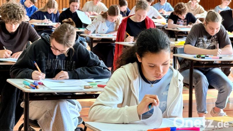 Am Dienstag absolvierten Abiturienten das schriftliche Deutschabitur im wieder eingeführten G9, wie hier am Augustinus-Gymnasium in Weiden. Bild: Gabi Schönberger