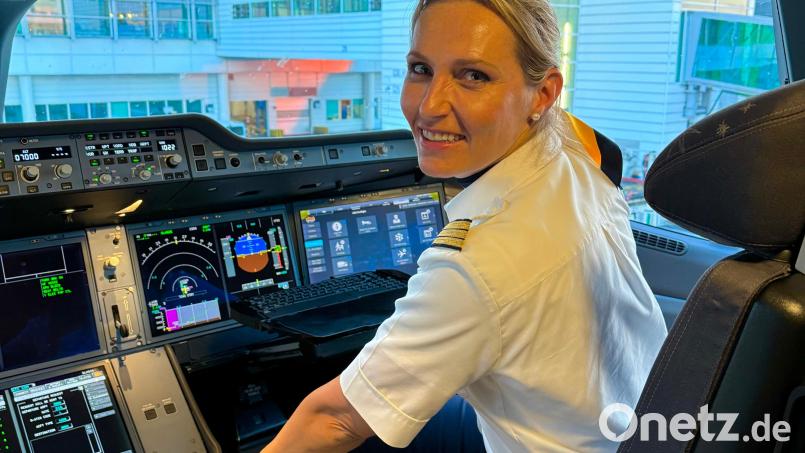 An ihrem Arbeitsplatz: Lufthansa-Pilotin Johanna Thoma im Cockpit eines Airbus A350-900. Bild: Johanna Thoma
