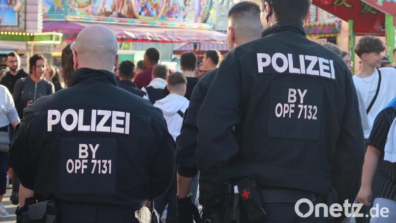 Die Polizei und Securitykräfte sorgen auch in diesem Jahr für Sicherheit auf dem Festplatz in Weiden. Bild: Kunz