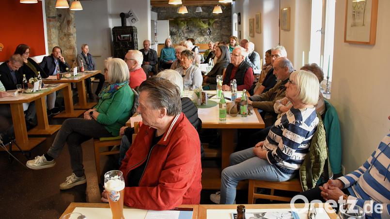 Aufmerksam lauschten die Gäste im Mehrgenerationenhaus Mitterteich den Vorlesern Berthold Kellner, Margot Konz und Florian Winklmüller (links). Bild: ubb