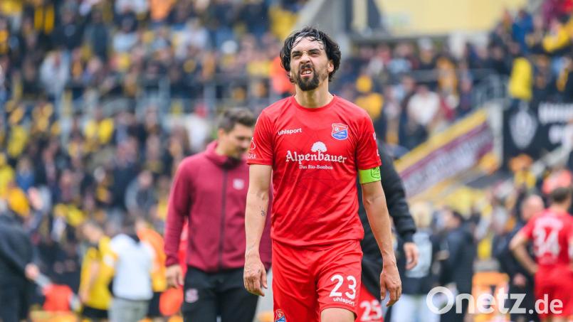 Das Team um Markus Schwabl bleibt in der Regionalliga. Bild: Robert Michael/dpa