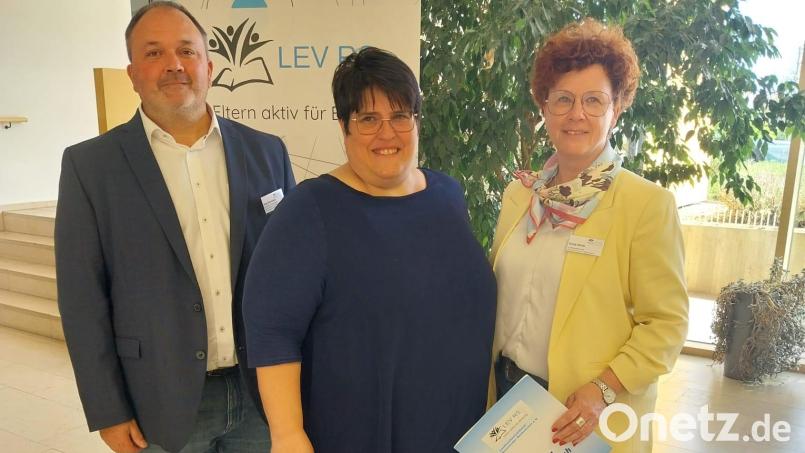 Von links: Der neu gewählte 2. Landesvorsitzende Jörg Gerolstein (Oberpfalz) mit Melanie Plevka (1. Landesvorsitzende, Mittelfranken), und Sonja Henle (3. Landesvorsitzende, Schwaben). Bild: Landeselternverband Realschulen Bayern
