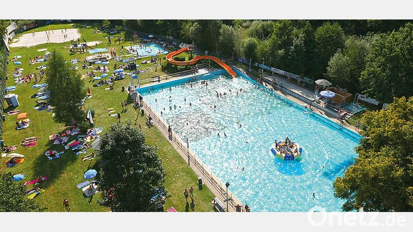 Das Freibad der Stadt Wunsiedel aus der Luft. Mit der nun bewilligten Bundesförderung kann die Stadt die nächsten Schritte der geplanten Sanierung konkret angehen. Bild: Fahrenholz