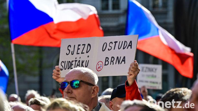 Die Teilnehmer einer Demonstration gegen die geplante Abhaltung des Sudetendeutschen Tags in Brünn (Brno) hielten Spruchtafeln wie „Treffen der Sudetendeutschen - eine Schande für Brünn“ hoch. Bild: Šálek Václav/CTK/dpa