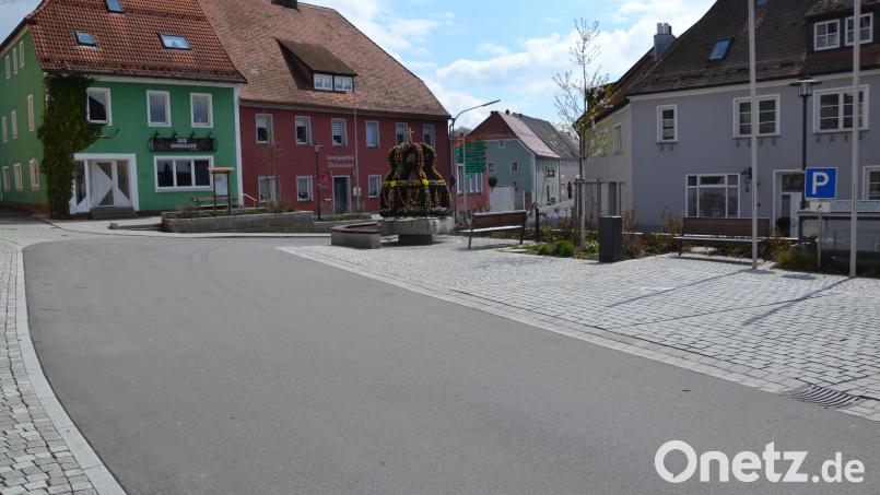 Auf dem Marktplatz in Moosbach neben der Pfarrkirche soll das 1. Bürgerfest am 27. und 28. Juni 2026 gefeiert. Bild: gi