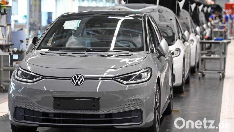 Der ID.3 hat den Spitzenplatz des häufigsten Elektroautos in Deutschland übernommen. (Archivbild) Bild: Hendrik Schmidt/dpa-Zentralbild/POOL/dpa