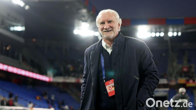 Ein Last-Minute-Tor verbindet Rudi Völler bis heute besonders mit einem Ex-Mitspieler. (Archivbild) Bild: Christian Charisius/dpa