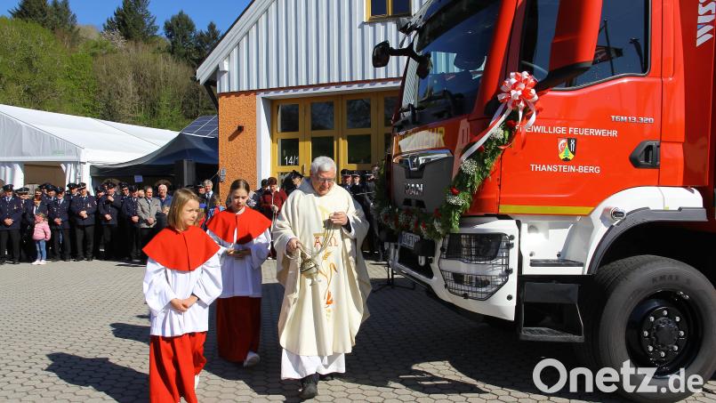 Der Pfarrer Eugen Wismeth spendete den Segen für das nagelneue und top ausgestattete Feuerwehr-Fahrzeug. Bild: mnt