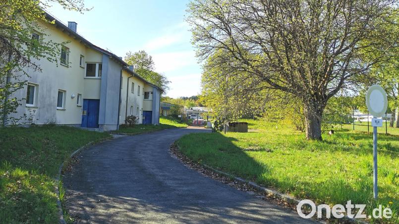Ein Unterkunftsgebäude für die künftigen Rekruten der Bundeswehrkaserne Oberviechtach wird ab 2027 rechts der Zufahrt zum früheren Feldwebelwohnheim (links) gebaut. Der Leerstand wird noch heuer abgerissen. Bild: Portner