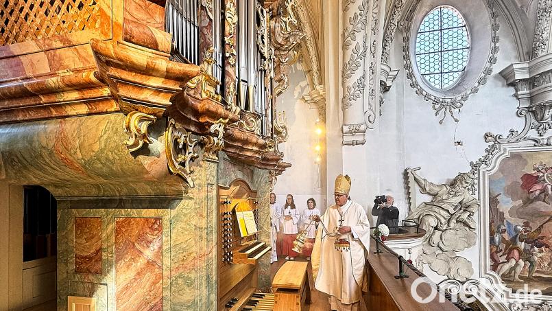 Mit Segensworten, Weihwasser und Weihrauch weihte Bischof Dr. Rudolf Voderholzer die neue Georgs-Orgel ein. Bild: Peter Ringeisen