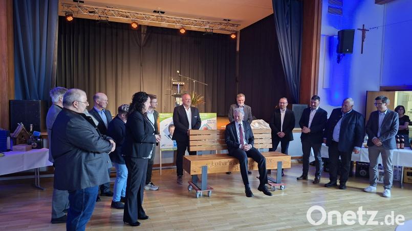 Die Markträte schenken ihrem Bürgermeister "Lothar's Altbürgermeister Bankerl". Bild: prh