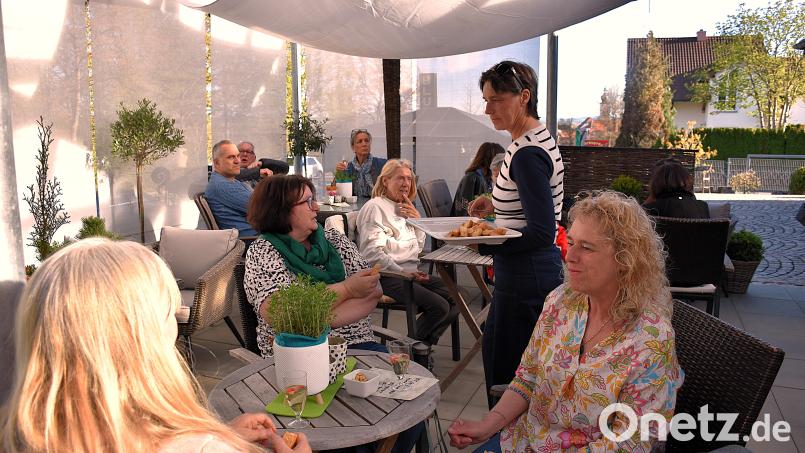 Nicole Punzmann (stehend) hat vor der offiziellen Eröffnung Freunden und Bekannten ihr neues Café vorgestellt. Bild: ubb