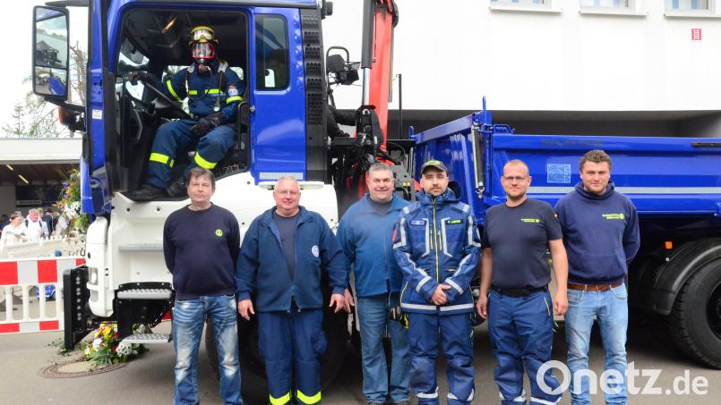 Das Helferteam um Markus Koller (Zweiter von rechts) hat den Kipper in hunderten ehrenamtlichen Stunden umgebaut. Bild: Kunz