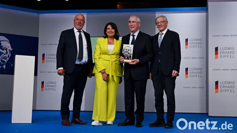 Theo Waigel (2.v.r) war sichtlich erfreut über die Auszeichnung mit dem Freiheitspreis der Medien auf dem Ludwig-Erhard-Gipfel. Bild: Sven Hoppe/dpa