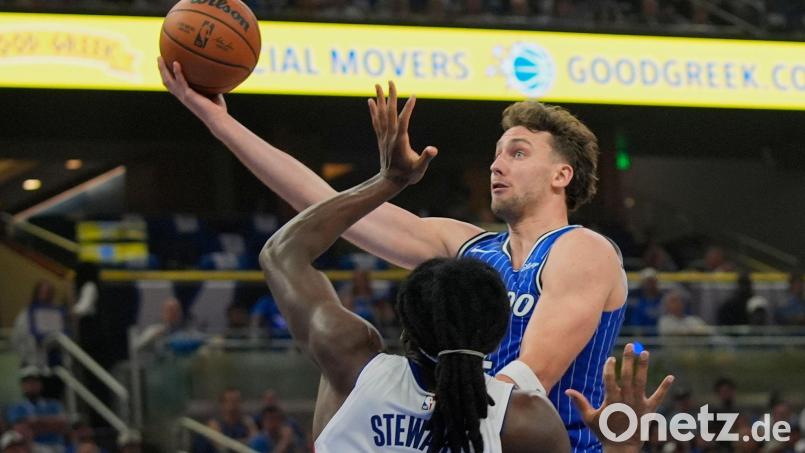 Noch ist unklar, ob Franz Wagner (r) in der fünften Playoff-Partie gegen Detroit spielen kann. Bild: John Raoux/AP/dpa