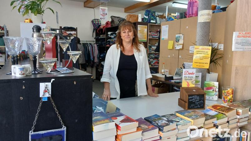Yvonne Müller betreibt ehrenamtlich seit zwei Jahren den Kleidertisch Erbendorf. Über den Zuspruch in ihrem Second-Hand-Laden ist sie mehr als zufrieden. Bild: szl