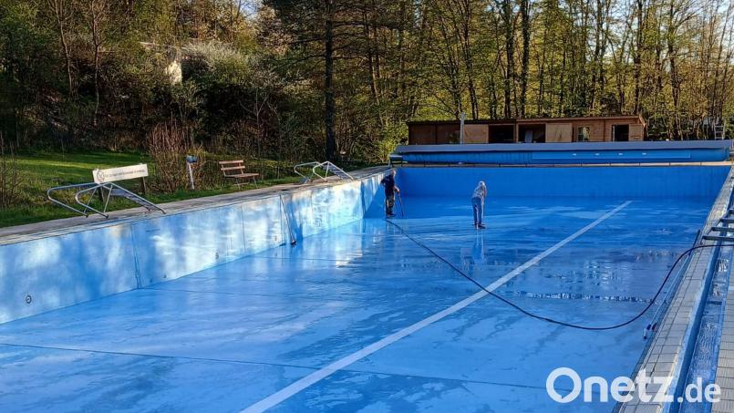 In vielen Freibädern der Region laufen die letzten Vorbereitungen für den Saison-Start. Auch in Etzelwang (Bild) werden die Becken für den Betrieb hergerichtet. Bild: Josef Schmidtpeter