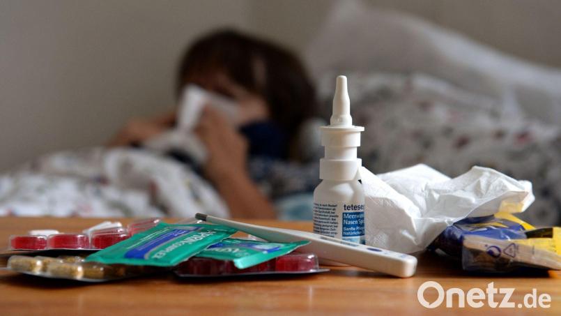 Laut Zahlen der AOK Bayern fiel der Krankenstand im Landkreis Neustadt/WN mit 6,8 Prozent im bayernweiten Vergleich hoch aus. Weiden hatte im vergangenen Jahr einen Krankenstand von 6,3 Prozent. Symbolbild: Susann Prautsch/dpa