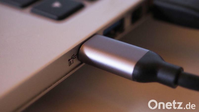 Bei neuen Laptops muss künftig in der EU ein USB-C-Kabel zum Aufladen anschließbar sein. Bild: Georg Hilgemann/dpa