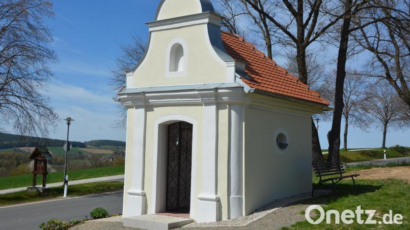 Die Generalsanierung der Kirchberg-Kapelle am Ortsrand von Bad Neualbenreuth in Richtung Waldsassen ist abgeschlossen. Am Freitag, 1. Mai, erhält das Kirchlein den Segen. Bild: jr