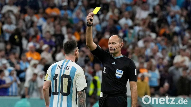 Weniger Gefahr für eine Gelbsperre: Hier wird Argentiniens Lionel Messi (l) bei der WM 2022 von Schiedsrichter Antonio Mateu Lahoz verwarnt. (Archivbild) Bild: Ricardo Mazalan/AP/dpa