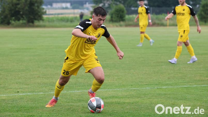 Erol Özbay (hier bei einem Testspiel gegen die SpVgg SV Weiden) hat seinen Vertrag bei der DJK Vilzing um zwei Jahre verlängert. Archivbild: Dieter Jäschke