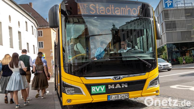In Regensburg fährt während der Maidult ein kostenloser Bus vom Bahnhof bis zum Festplatz. Bild: Hanno Meier