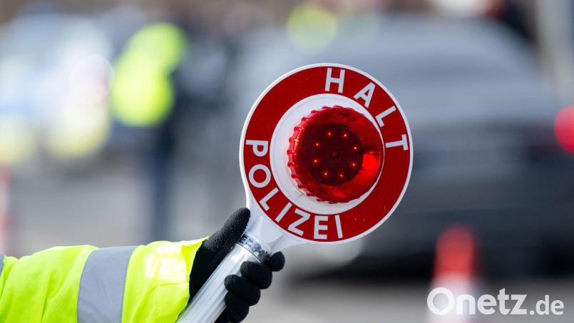 Polizisten stoppen auf der A6 bei Vohenstrauß einen Fahrer mit einem ungültigen Führerschein und falschen Kennzeichen. Symbolbild: Sven Hoppe/dpa