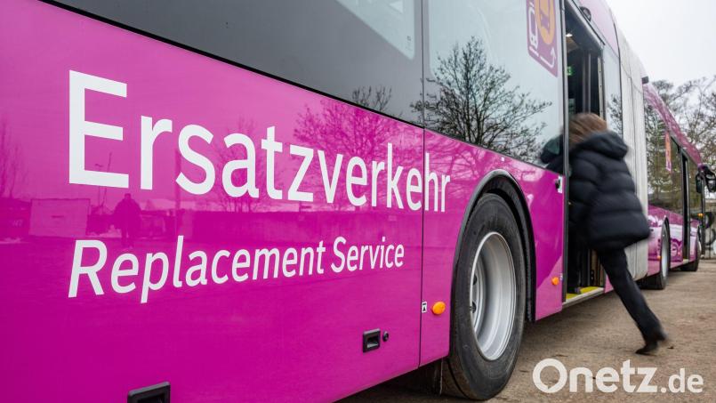 Die Bahnstrecke zwischen Obertraubling und Passau wird wegen Bauarbeiten seit Mitte Juni vorübergehend gesperrt. Es fahren Ersatzbusse. (Archivbild) Bild: Armin Weigel/dpa