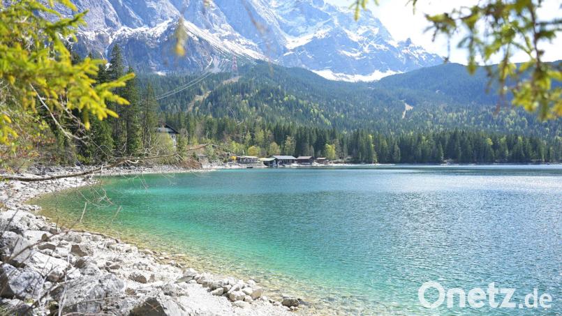 Die Gipfel des Wettersteingebirges bei Garmisch-Partenkirchen sind noch verschneit, doch in den Tälern wird es bis Freitag zunehmend wärmer. Bild: Malin Wunderlich/dpa