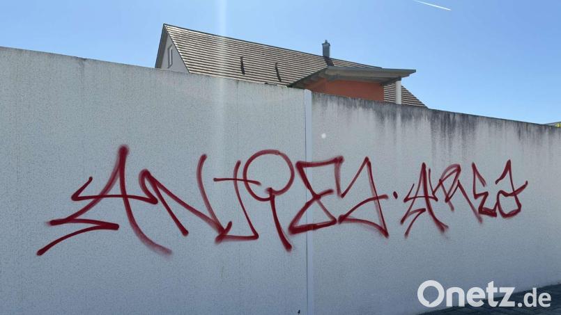 Unbekannte Täter beschmieren eine Garagenrückwand in Schwandorf mit dem Schriftzug „Antifa Area“. Die Polizei sucht Zeugen. Bild: Polizei Schwandorf