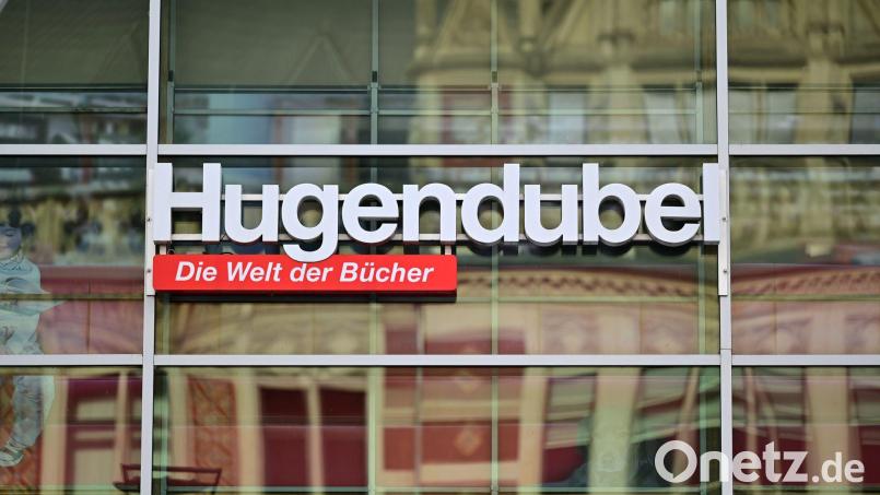 Für die Buchhandelskette geht der Trend beim Bücherkauf wieder „ganz klar“ zu mehr Haptik. Bild: Martin Schutt/dpa