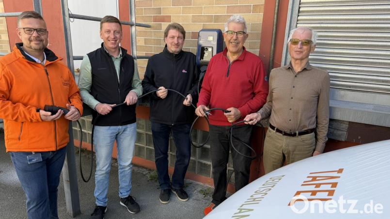 (V. r. n. l.): Bernhard Saurenbach 1. Vorsitzende, Jürgen Stauber 2. Vorsitzender von der Tafel Amberg, Christoph Fuchs Wirtschaftsförderung Amberg, Tobias Lautenschlager vom Elektro Anlagenbau Amberg sowie Michael Reuß vom Stadtwerke Amberg - Geschäftsfeld Elektromobilität. Bild: Karoline Gajeck-Scheuck