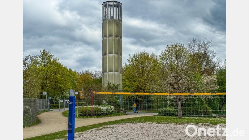 Auch wenn die 2002 eingesetzten Glasfaserelemente inzwischen ziemlich gelb geworden sind – aus der Ferne macht der Vesuna-Turm im Amberger Landesgartenschaugelände durchaus einen guten Eindruck. Bild: Stephan Huber