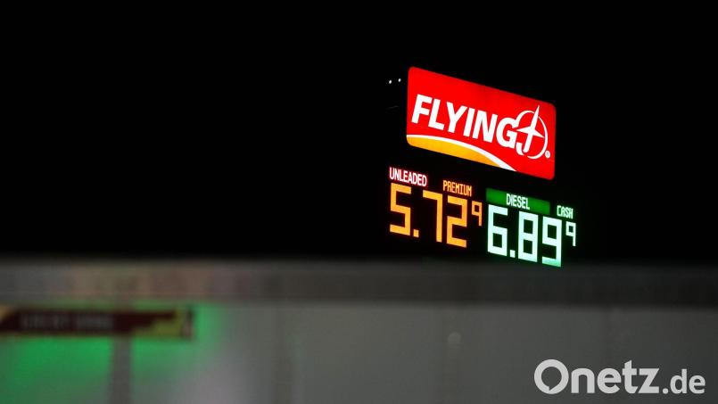 US-Benzinpreis steigt weiter an. (Archivbild) Bild: Jenny Kane/AP/dpa