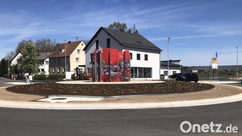 Seit Ende vorigen Jahres dreht sich an der früheren Ampelkreuzung der Verkehr im Kreis. Den rot-weißen Schmuck, geschaffen von Erwin Otte, rechtfertigt Bürgermeister Toni Dutz mit "Kunst am Bau". Bild: wro