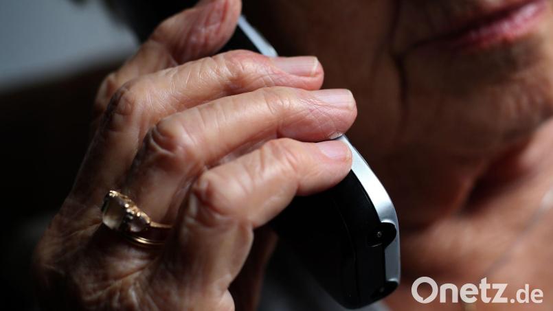 Nach einem Schockanruf übergab eine über 80-Jährige Silber- und Goldmünzen im Wert von rund 100.000 Euro. (Symbolbild) Bild: Karl-Josef Hildenbrand/dpa