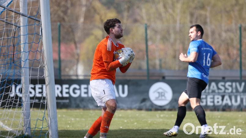 Auf auf Torwart Pascal Zankl wird es ankommen, ob der SV Altenstadt/WN im Pokalfinale am 1. Mai gegen den FC Weiden-Ost II die Oberhand behalten kann. Bild: Dieter Jäschke