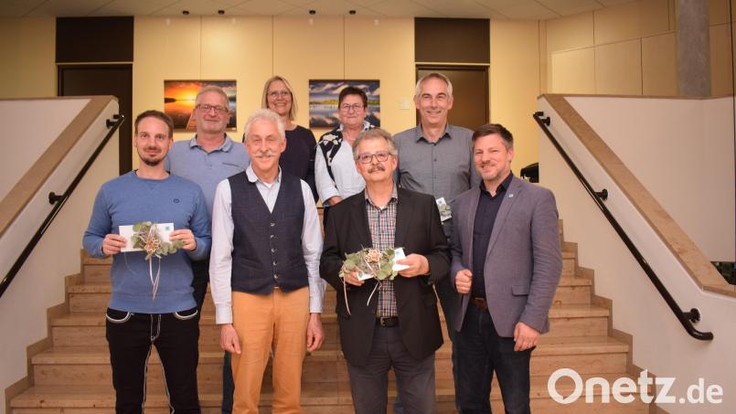 Zwei Markträtinnen und fünf Markträte werden dem neuen Marktrat Schwarzenfeld nicht mehr angehören. Im Bild vorne von links: Kilian Mauderer, Gerhard Peter, Hans-Peter Hierl und Bürgermeister Peter Neumeier. Hintere Reihe von links: Manfred Kurz, Susanne Lindner, Birgitt Hasenkopf, Martin Bauer. Bild: bnr