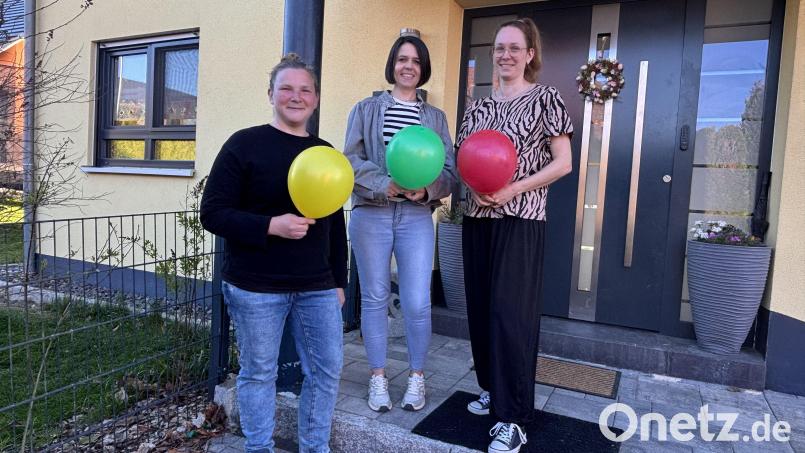Ramona Reiche, Melanie Roppert und Louisa Hebauer (von links) sind die drei Organisatorinnen des ersten Edelsfelder Dorfflohmarkts. Sie haben schon mal die Luftballons hergerichtet. Damit nämlich sollen diejenigen, die als Verkäufer mitmachen, ihre Grundstücke am Samstag, 16. Mai, markieren, um für die Käufer gut sichtbar zu sein. Bild: san