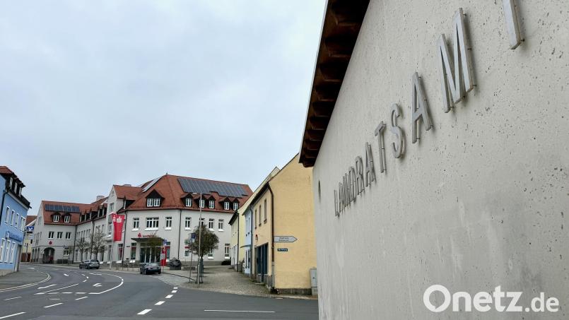 Größter Einzelposten im Vermögenshaushalt des Landkreises Neustadt/WN ist der Kauf des Sparkassengebäudes in direkter Nachbarschaft des Landratsamtes. Bild: Gabi Schönberger
