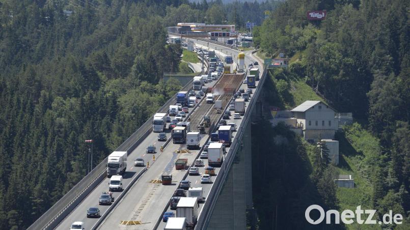 Die wichtige Alpenroute wird an einem starken Reisewochende blockiert. (Archivbild) Bild: Zeitungsfoto.At/APA/dpa