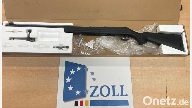 Der Zoll hat das gefundene Gewehr sichergestellt. Bild: Hauptzollamt Schweinfurt/dpa