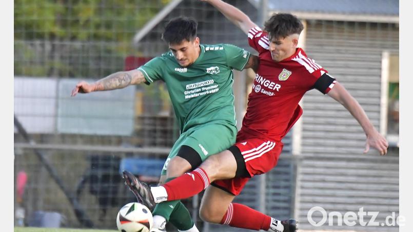 Entscheidendes Spiel vor der Brust: Johannes Dotzler (rechts) und der SV Hahnbach sind im Duell gegen die SpVgg SV Weiden II die Gejagten. Weiden ist allerdings heiß auf die Partie. Bild: Hubert Ziegler