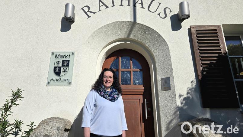 Tina Zeitler vor dem Rathaus in Plößberg: In wenigen Tagen tritt sie ihr Amt als Bürgermeisterin an. Bild: lnz