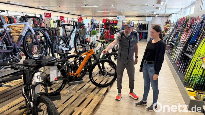"Meister Nordic &amp; Bike" in Hirschau wächst. Darüber freut sich auch Mitarbeiter Heiko Meinel, der gerade eine Kundin berät. Bild: Christian Lingl