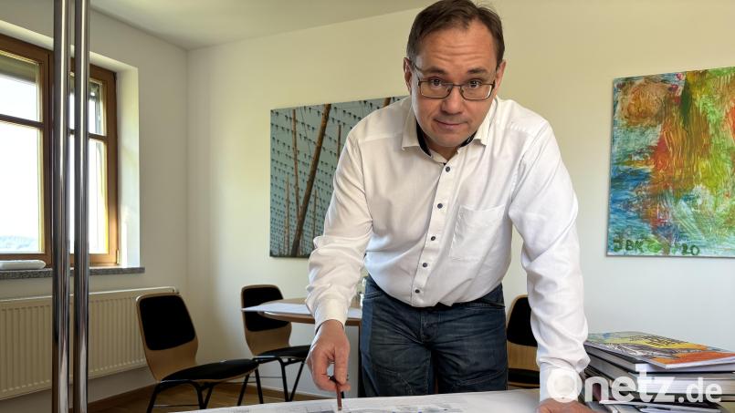 Museumsleiter Tobias Hammerl erklärt, wie das neue Großgerätedepot geplant wurde und welche Gedanken sich von den Verantwortlichen gemacht wurden. Bild: sbö