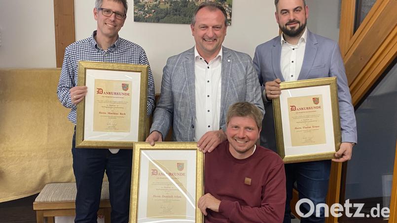 Bürgermeister Anton Kappl (Mitte) verabschiedet Matthias Beck (links) , Dominik Adam und Florian Ermer und aus dem Marktgemeinderat. Bild: Josef Glas